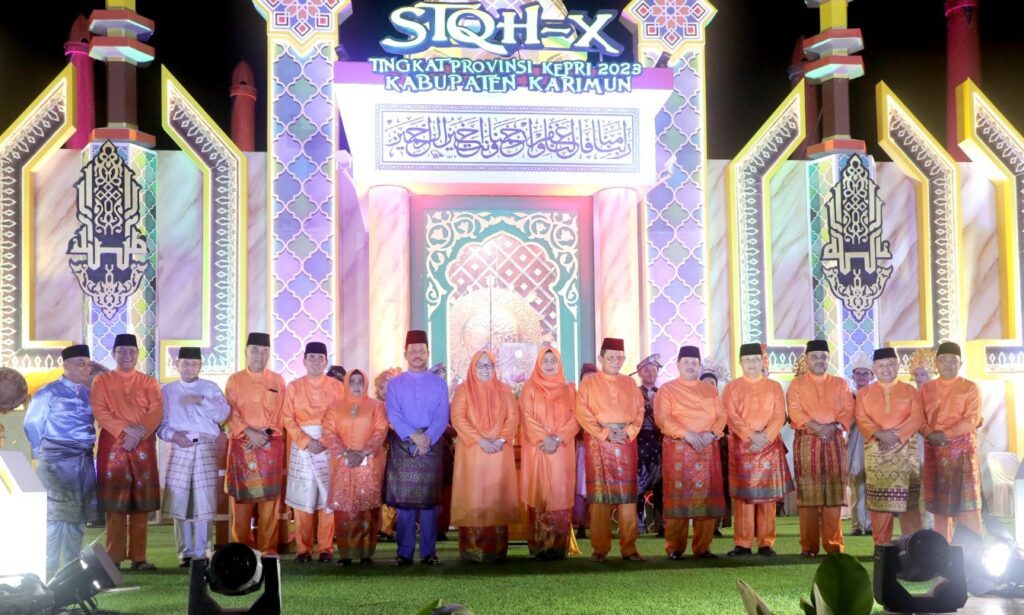 Mengusung tema ‘Mari Wujudkan Hidup Penuh Makna dengan Memahami dan Mengamalkan Kandungan Al-Quran’, STQH X Provinsi Kepri di Kabupaten Karimun ini dikabarkan diikuti 117 peserta dari kabupaten-kota di Provinsi Kepri ini. STQH ini juga dilaksanakan sebagai ajang menyeleksi peserta terbaik guna mewakili Kepri dalam STQH Nasional Oktober 2023 mendatang di Provinsi Jambi. Sebelumnya acara pembukaan diisi dengan defile kafilah dengan barisan pertama marching band Gema Karimun. Para peserta tampak pembawa bendera Merah Putih dari Paskibra Karimun, serta kafilah kabupaten-kota. STQH ini berlangsung dari 9 sampai 14 Mei 2023 mendatang dan memperlombakan empat cabang dengan 10 golongan.