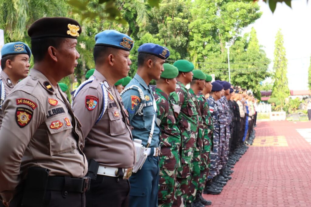 Ancaman bagi pelaku usaha atau pelaku pelanggaran kebakaran lahan dan hutan (Karhuta) tidak main-main. Pelaku akan dijerat Pasal 108 UU Perkebunan dan akan dikenakan hukuman pidana penjara maksimal 10 tahun dan atau denda maksimal Rp. 10 miliar. Demikian ujar Kapolres Karimun usai memimpin apel gabungan kesiapsiagaan yang diikuti oleh TNI-Polri, BMKG BPBD, Basarnas, danb elemen masyarakat bersama Instansi Pemerintah Kabupaten Karimun Terkait lainnya dalam rangka mengantisipasi Karhutla di wilayah Kabupaten Karimun tahun 2023, Polres Karimun menggelar apel, Kamis (4/5/2023). Untuk itu, Kapolres mengimbau masyarakat agar tidak membakar hutan ataupun lahan dengan sembarangan, mengingat cuaca sangat ekstrim mudah terbakar sehingga dapat menyebabkan polusi udara termasuk kerusakan hutan.
