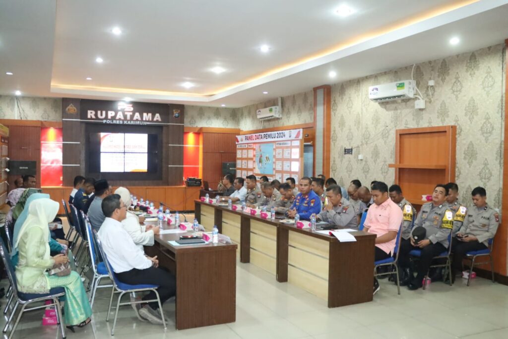 Hadir juga di antaranya; Kadisnaker Rufendi Alamsyah, UPT BP2MI Karimun Ronal Simanjuntak, Kadis PPA Rosmawati, Kadis Sosial Muhammad Tang, dan Kepala KSOP Jon Kennedi. Ryky menjelaskan latar belakang dilaksanakannya rapat lintas sektoral ini untuk membahas dan menjalin kerjasama Polres Karimun dengan instansi terkait khussunya yang menangangi langsung TPPO dan PMI Ilegal. Ini juga bertujuan untuk pencegahan dan penegakan hukum bagi sindikat yang melakukan pengiriman PMI secara ilegal serta memberikan perlindungan terhadap korban Tindak Pidana Perdagangan Orang (TPPO).