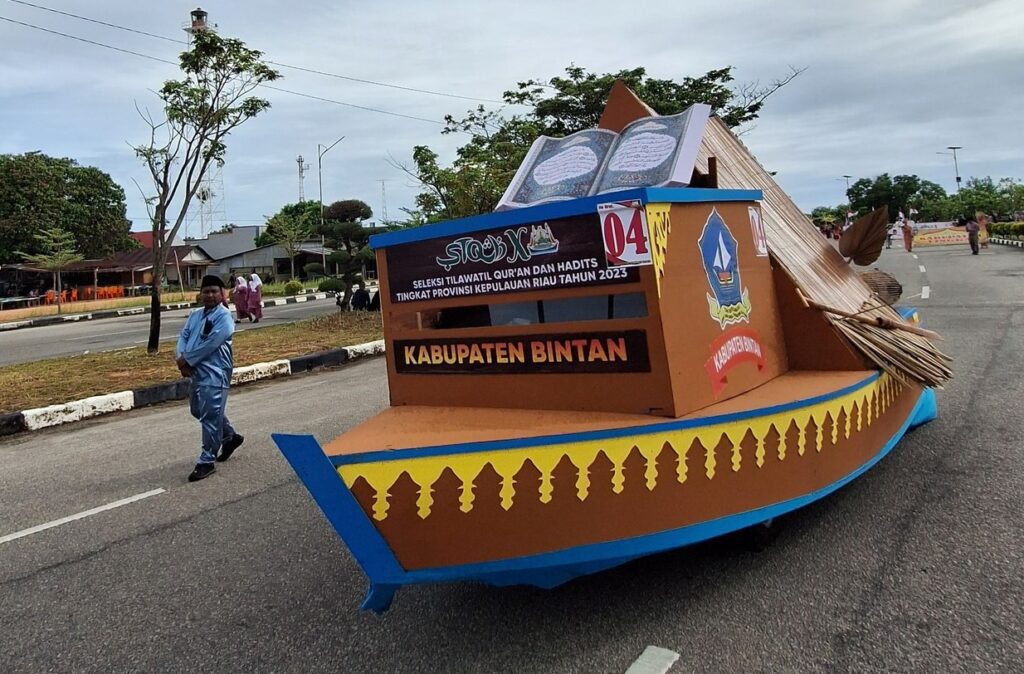 Pawai Taaruf STQH X Kepri di Kabupaten Karimun, Selasa (9/5/2023), berlangsung meriah. Kegiatan yang melibatkan semua kabupaten-kota di Provinsi Kepri juga tampak juga hadir menyemerakkan pawai tersebut Kabupaten Bintan di dalamnya.