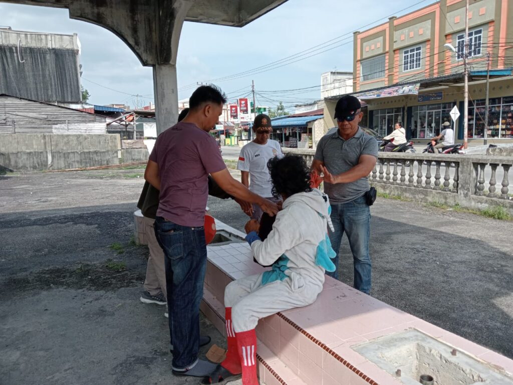Chairis Wanday memanggil tetua suku dari paguyuban suku si anak tersebut. Chairis Wandy meminta kerjasama para tetua paguyuban untuk turut serta mencarikan solusinya. “Seperti misalnya ikut memberikan nasehat, pembinaan, serta peringatan kepada keluarga anak-anak yang sudah kami amankan itu,” kata Chairis Wandy. Sejumlah ketua paguyuban suku tersebut, kata Chairis Wandy, memberikan respon positif atas harapan kerjasama untuk mengatasi Anjal dan Gepeng tersebut. “Mereka menyampaikan akan rapat untuk mengambil keputusan musyawarah antarpaguyuban sukunya. Apakah Anjal itu akan dipulangkan ke daerah asalnya, atau dibina dengan berbagai syarat dan perjanjian dengan tetua, tokoh tokoh paguyuban suku tersebut,” jelasnya.