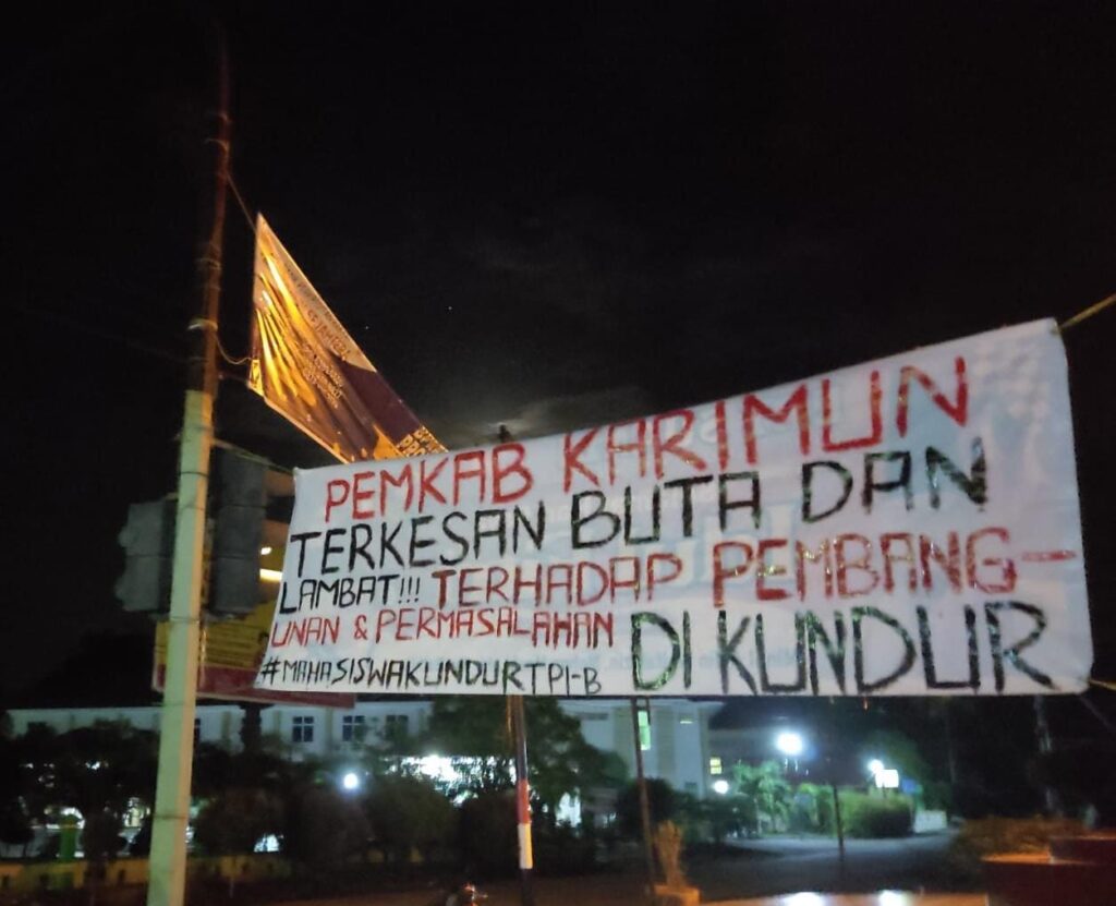 Spanduk yang dipasang di Tugu Kapal di Pulau Kundur, Senin (5/2/2023) pukul 08.00 WIB, sudah tidak terlihat lagi alias hilang pada sore harinya. Ada dugaan oknum di Pemkab Karimun yang panik dengan isi spanduk yang berisi ungkapan kekecewaan sebagian masyarakat Kundur tersebut. “Sejak pagi kemarin, pukul 08.00 WIB, spanduk yang telah kami pasang tidak terlihat lagi. Mungkin ada beberapa oknum yang mencoba untuk menghalangi kami menyuarakan isi hati dan pikiran dalam bentuk tulisan tersebut,” ujar Mahasiswa Kundur Tanjungpinang-Bintan, Okta Alamsyah kepada Lendoot.com, Selasa (2/5/2023).