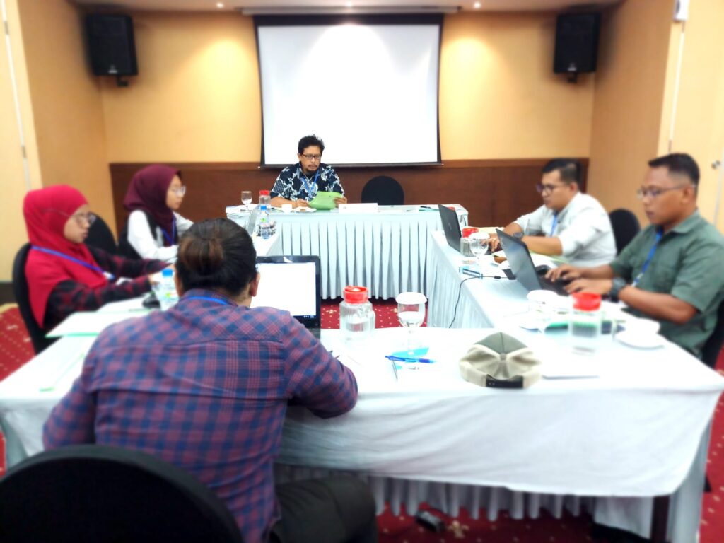 UKW yang digelar Dewan Pers melalui Lembaga Uji Persatuan Wartawan Indonesia (PWI) dan UPN Veteran Yogyakarta ini dilaksanakan di Hotel Aston, Tanjung Pinang. Dari 54 peserta, terdiri dari 30 orang mengikuti melalui jalur Lembaga Uji PWI. Terdiri dari tiga kelompok jenjang muda, satu kelompok jenjang madya dan satu kelompok jenjang utama. Selanjutnya UKW yang melalui jalur UPN Veteran Yogyakarta di tempat yang sama, ada jenjang utama sebanyak satu kelompok, jenjang madya satu kelompok dan jenjang muda satu kelompok.