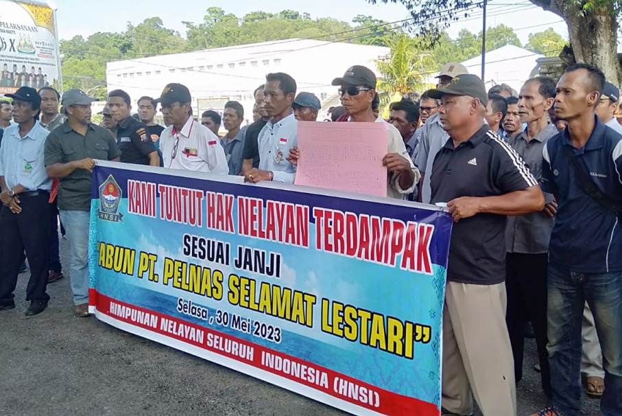 Sementara puluhan personel Polres Karimun dan Satpol PP masih berjaga-jaga di sekitar Kantor DPRD Karimun dan puluhan nelayan lainnya, masing menunggu hasil pertemuan tersebut. Sebelumnya, dalam orasi sejumlah nelayan menyebut ini karena ada dugaan aktivitas kapal isap tambang timah sementara kapal isap tidak berizin yang diduga miliki seseorang bernama Abun. Yang membuat nelayan yang enggan disebut nama, Abun pernah menjanjikan kompensasi kepada nelayan-nelayan tersebut, namun sampai demo itu terjadi, tidak pernah terealsiasi.