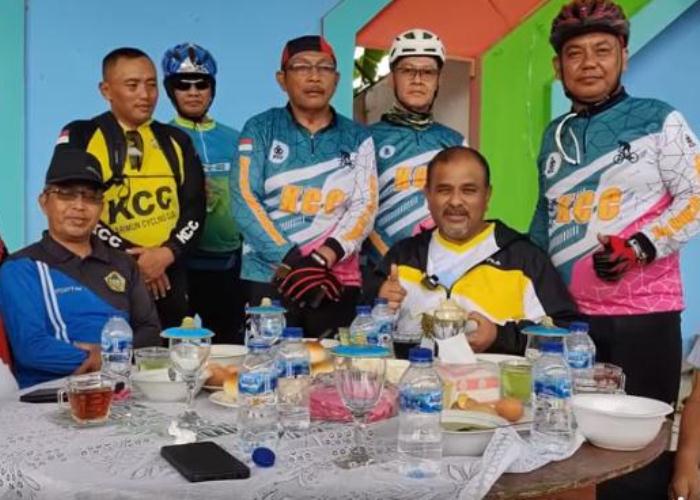 Bupati Aunur Rafiq mengajak masyarakat Pulau Karimun dan di luar Pulau Karimun untuk berwisata ke Pulau Kundur untuk menikmati durian Kundur tersebut. “Di kesempatan ini saya mengajak masyarakat yang di Pulau Karimun dan di luar Karimun dan daerah lainnya mari kita datang ke Kundur. Menikmati buah durian sambil berwisata,” ujar Rafiq bernada ajakan itu kepada wartawan. Di Kundur banyak terdapat varian durian yang cukup terkenal, ada durian duri hitam, durian 101, durian musang king, dan durian XO.