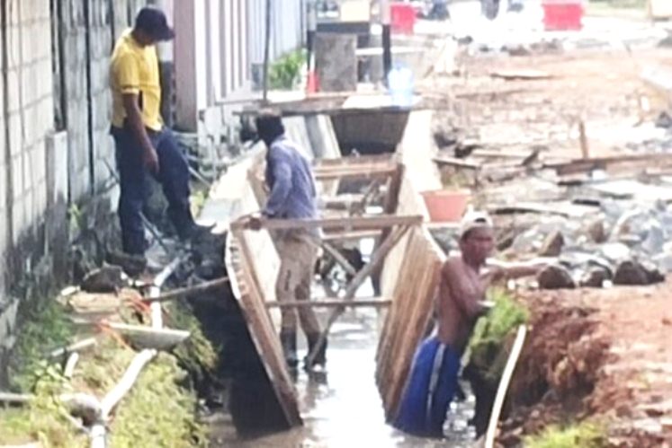 Atasi Banjir, Dinas PUTR Lingga Gesa Drainase di Kota Dabo Singkep