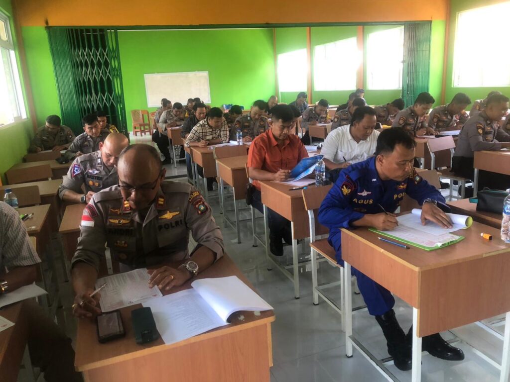 Tes ini diberlakukan bagi anggota polisi pemegang Senpi dinas maupun yang akan mengajukan pinjam pakai senjata api. Kegiatan tes dilaksanakan di ruang labor SMA Negeri 2 Karimun, Kamis (8/6/2023) Kabag Sumda Polres Karimun AKP S Binsar Samosir saat membuka kegiatan tersebut mengatakan, kegiatan tes psikologi dilaksanakan pukul 08.30 WIB sampai dengan selesai. Kemudian kemudian tes psikologi yang dilakukan untuk mengetahui layak atau tidaknya anggota memakai dan menggunakan senjata api dinas.