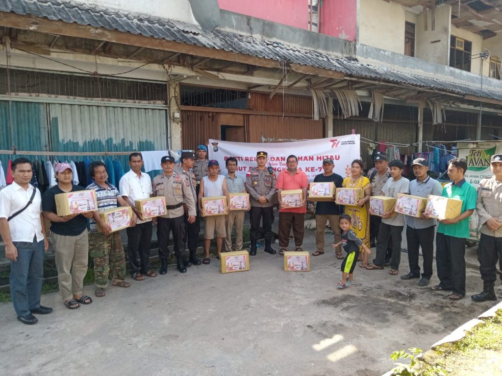 Jajaran Polsek Sekupang Bantu Korban Musibah Kebakaran di Sei Harapan