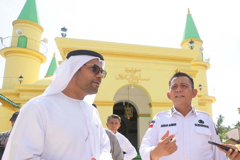Duta Besar (Dubes) Uni Emirat Arab (UEA) untuk Indonesia dan ASEAN, YM Abdullah Salem Obaid Al Dhaheri mengunjungi Tanjungpinang, Provinsi Kepri. Dalam kunjungan itu, Sang Dubes diajak berkunjung ke Pulau Penyengat oleh Gubernur Kepri Ansar Ahmad, Rabu (2/8/2023). Setibanya di kompleks Masjid Raya Sultan Riau Penyengat, Abdullah Salem langsung menuju Rumah Sotoh untuk melihat kitab dan manuskrip kuno koleksi Khutubkhanah (perpustakaan) Marhum Ahmadi.