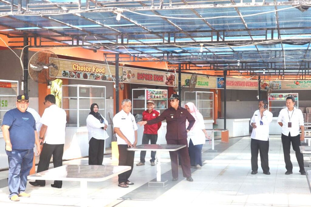 Wakil Bupati Anwar Hasyim saat meninjau venue welcome dinner di F1 Foodcourt, kemarin, (ft yudi)