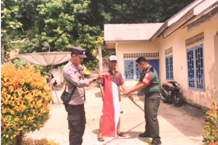 TNI-Polri di Lingga Kompak Serukan Warga Pasang Bendera Merah Putih
