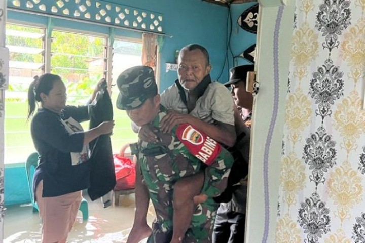 Babinsa saat mengevakuasi warga korban banjir di Karimun, pagi tadi. (ft yudi)
