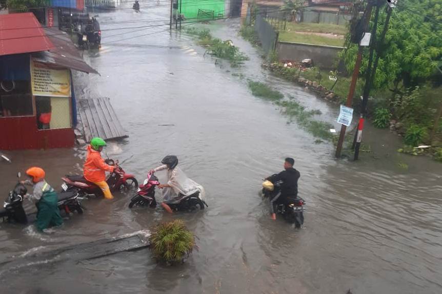 Hindari Melintas di Jalan Pelipit, Banjir Setinggi Lutut Orang Dewasa