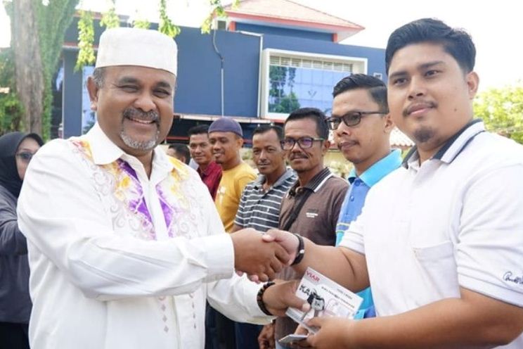 Bupati Rafiq Serahkan Bantuan Tosa bagi 4 Kelurahan di Kabupaten Karimun
