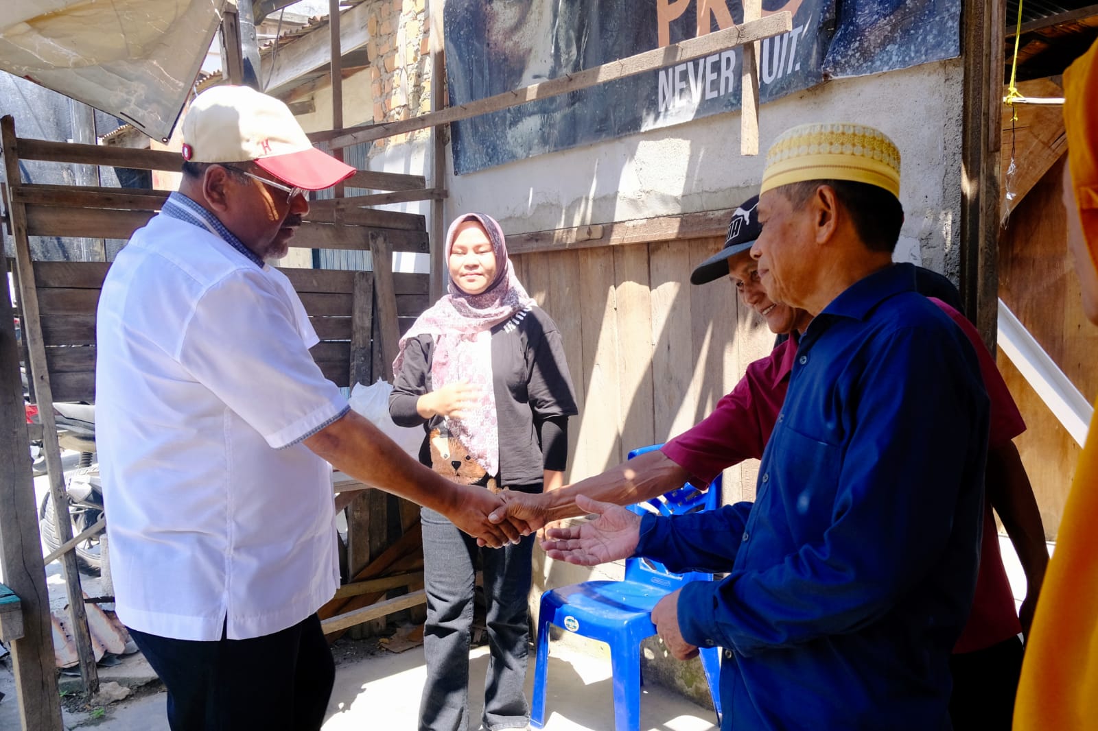 Bupati Karimun Aunur Rafiq saat mengunjungi korban puting beliun di Kecamatan Meral Kota. (ft msaimi)