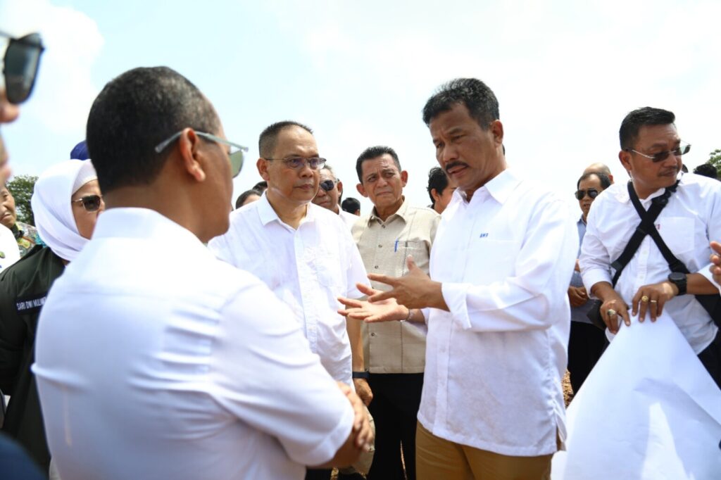 Kepala BP Batam Muhammad Rudi saat menerangkan kendala-kendala pengembangan Pulau Rempang ke Menteri Investasi RI Bahlil Lahadalia, kemarin. (ft humasbpbatam)