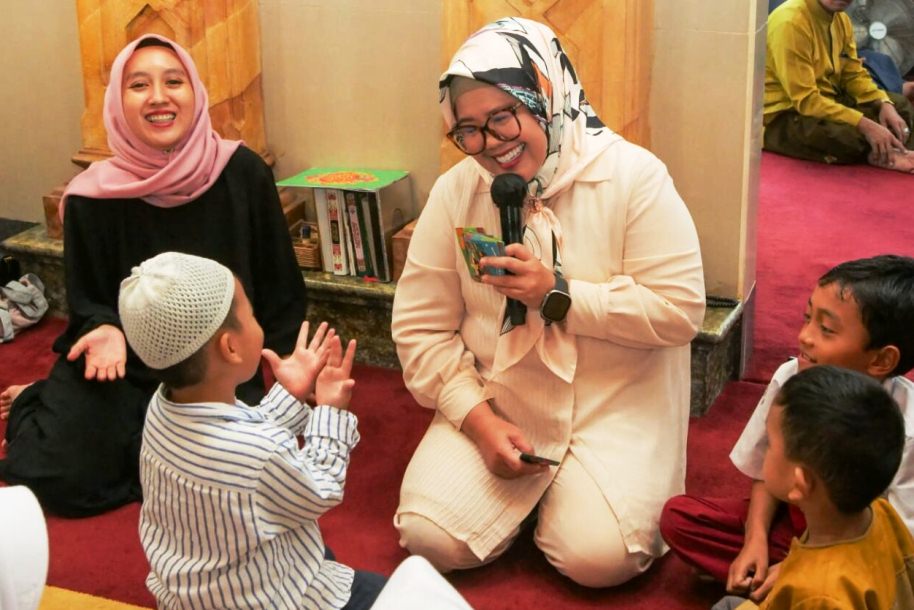 Marlin Agustina saat bercengkrama dengan anak-anak di dalam masjid, pagi tadi. (ft restu)