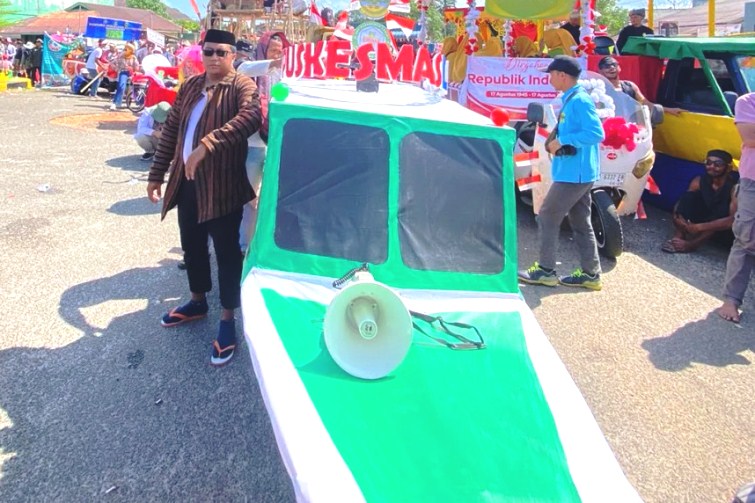 Nakes Puskesmas Lanjut Bawa Pompong saat Pawai Pembangunan