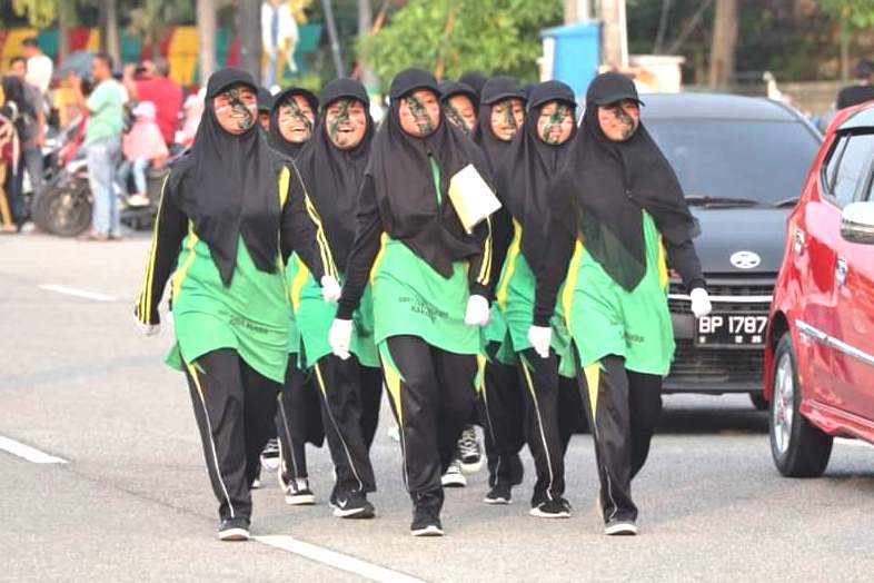 Regu gerak jalan putri SMPIT Darul Mukmin saat mengikuti lomba gerak jalan HUT ke-78 RI di Coastal Area, Minggu kemarin, (ft yudi)