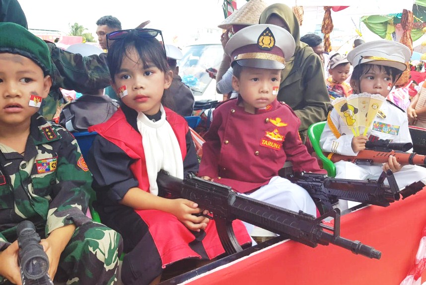 Sejumlah peserta pawai pembangunan di Kecamatan Singkep dalam rangka HUT ke-78 Kemerdekaan RI, pagi tadi. (ft fujiamar)