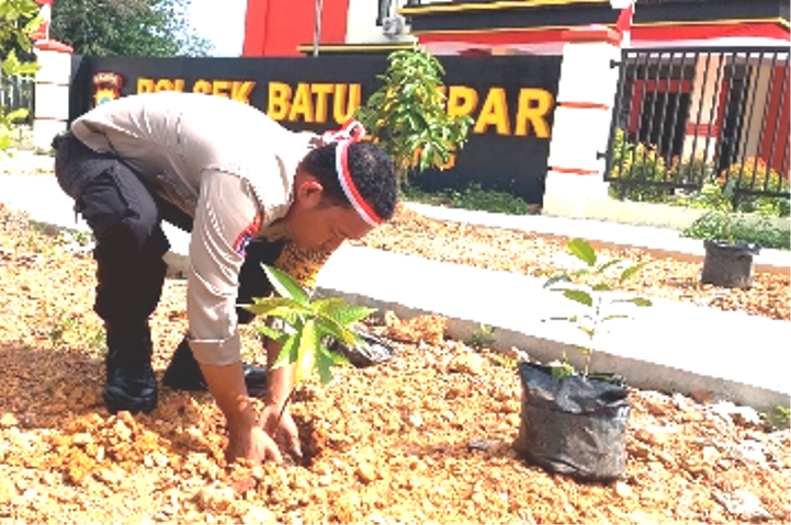 Polsek Batu Ampar Jalankan Program Polri Lestarikan Negeri dengan Penghijauan sejak Dini