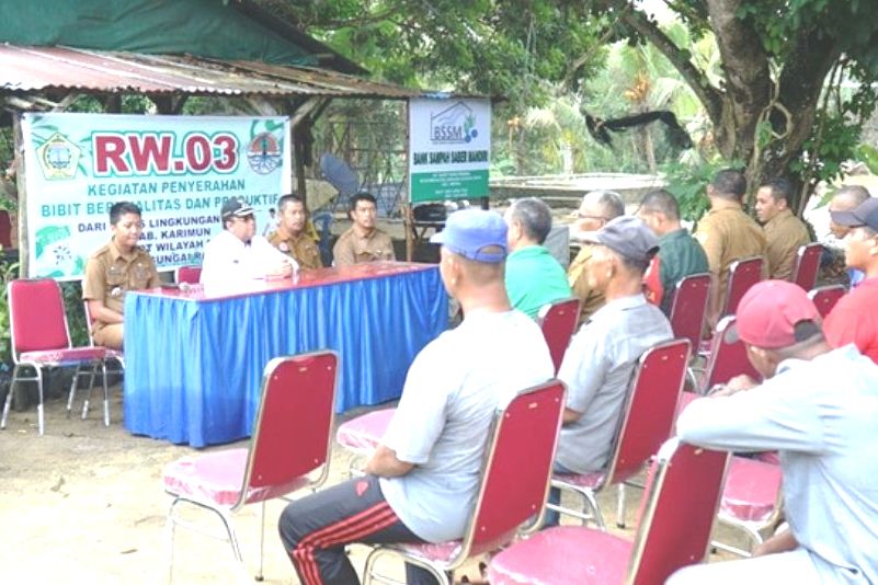 Wabup Anwar Hasyim Salurkan Bantuan Bibit Tanaman Buah dari Dinas LH