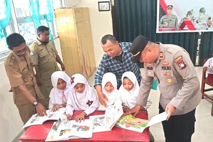 Kapolres Karimun Bagikan Buku untuk Suskeskan Polri Peduli Budaya Literasi  
