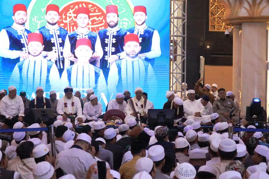 Bupati Karimun Aunur Rafiq menghadiri Haul ke-25 Abuda Al Habib Hasan bin Ahmad Baharundi Kabupaten Bekasi, Provinsi Jawa Barat, Jumat (8/9/2023) malam tadi. (ft prokopim)
