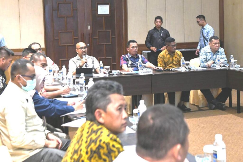 Gubernur Kepulauan Riau, Ansar Ahmad dalam rapat bersama Manajemen Bintan Resort Cakrawala (BRC), dan unsur CIQP (Customs, Immigration, Quarantine, and Port Authorities) di Nirwana Gardens, Lagoi, kemarin. (ft kominfokepri)