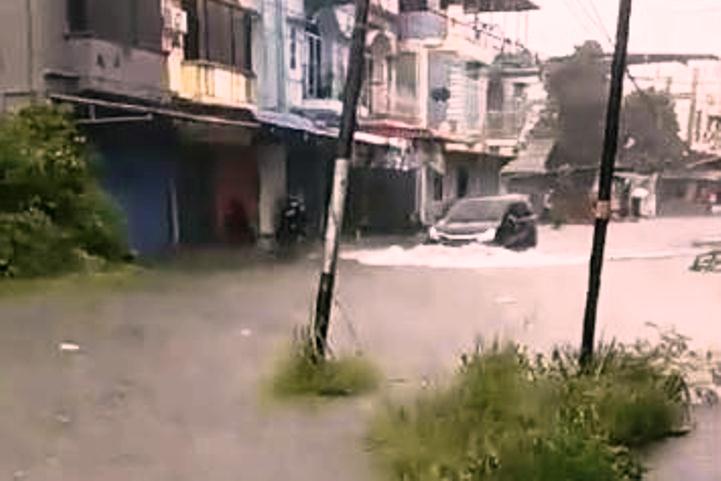 Hindari Melintas di Jalan Pelipit! Banjir Setinggi Lutut Orang Dewasa