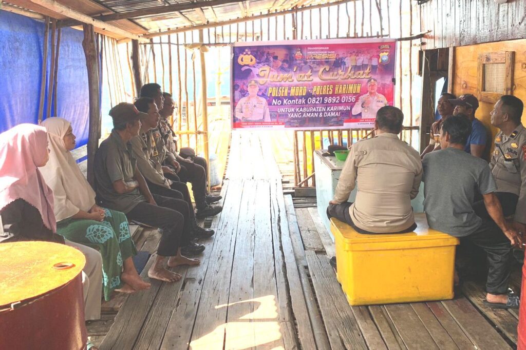 Kanit Binmas Polsek Moro saat menggelar Jumat Curhat bersama masyarakat Kampung Benteng Kecamatan Moro, pagi tadi. (ft yudi)