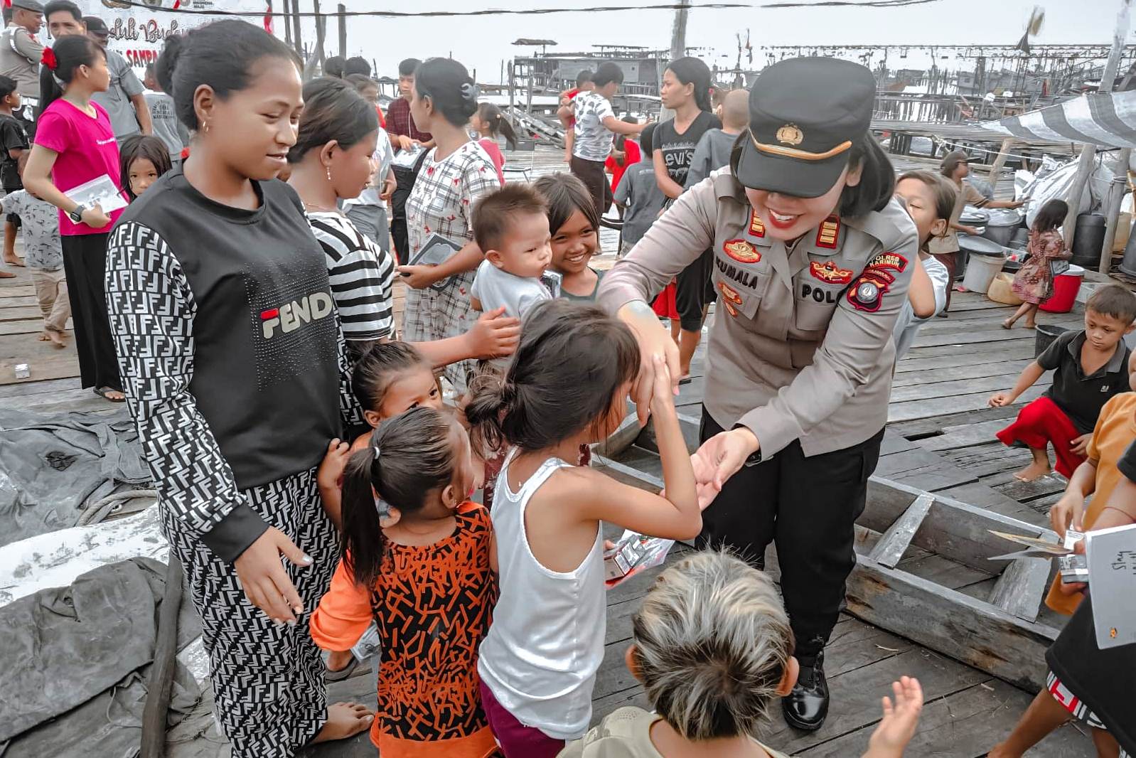 Pembagian Buku Gratis di Meral Disambut Sukacita Anak Pesisir