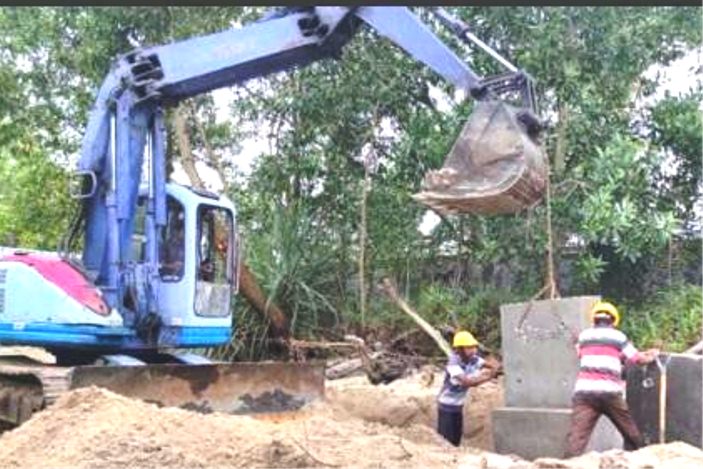 Pekerja sedang memasang penahan abrasi. (ft humasptimah)
