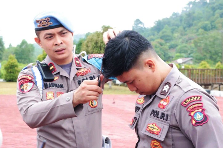 Seorang anggota Polres Lingga saat menjalani teguran berupa kesesuaian tampang di Mapolres Lingga, pagi tadi. (ft fujiamar)