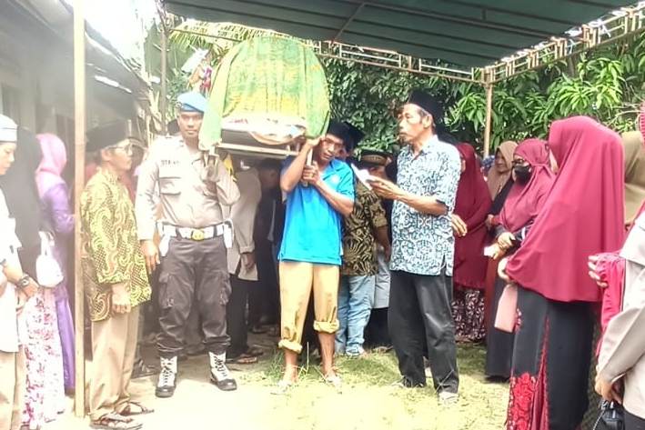 Suasana di rumah duka saat melepas ke pemakaman AH yang menjadi korban pembacokan cucunya sendiri YA, kemarin. (ft humaspolres)