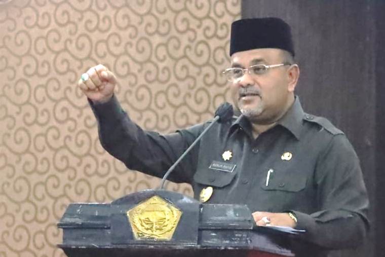 Bupati Aunur Rafiq saat acara Pelantikan Kepala TK, SD, SMP di Gedung Nasional, kemarin sore. (ft kominfokarimun)