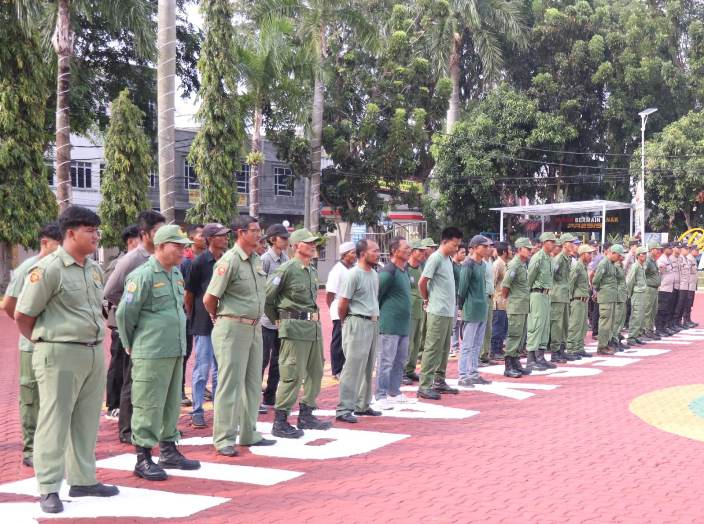 Linmas saat upacara di Mapolres Karimun, pagi tadi. (ft yudi)