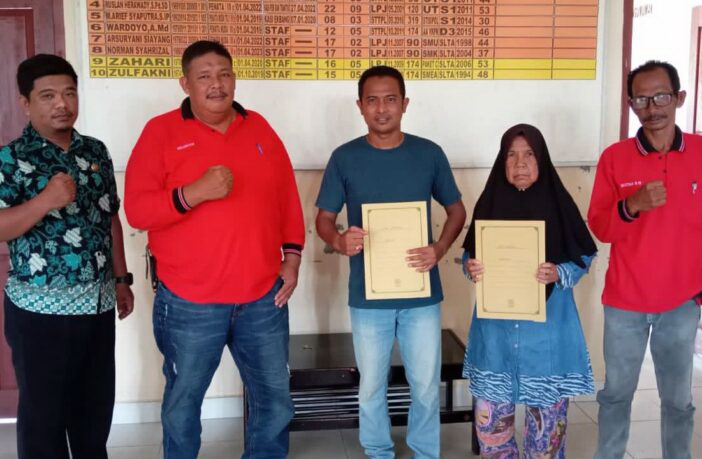 Lurah Raya usai menyerahkan surat tanah bagu dua warganya. (ft staflurahraya)