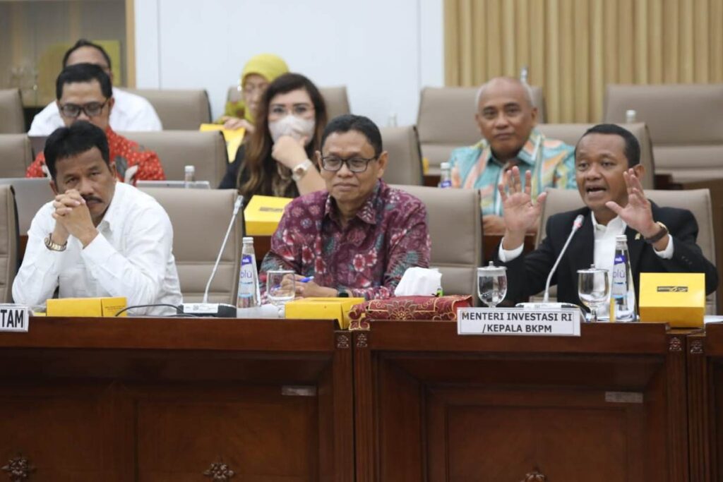 Menteri Bahlil (kanan) saat RDP di gedugn DPRRI bersama Kepala BP Batam Muhammad Rudi (kiri), kemarin. (ft humasbpbatam)