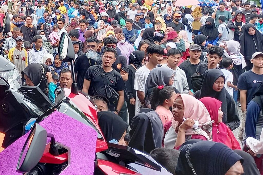 Peserta Fun Walk dalam rangka HUT ke-24 Kabupaten Karimun di Coastal Area Karimun, pagi tadi. (ft yud)