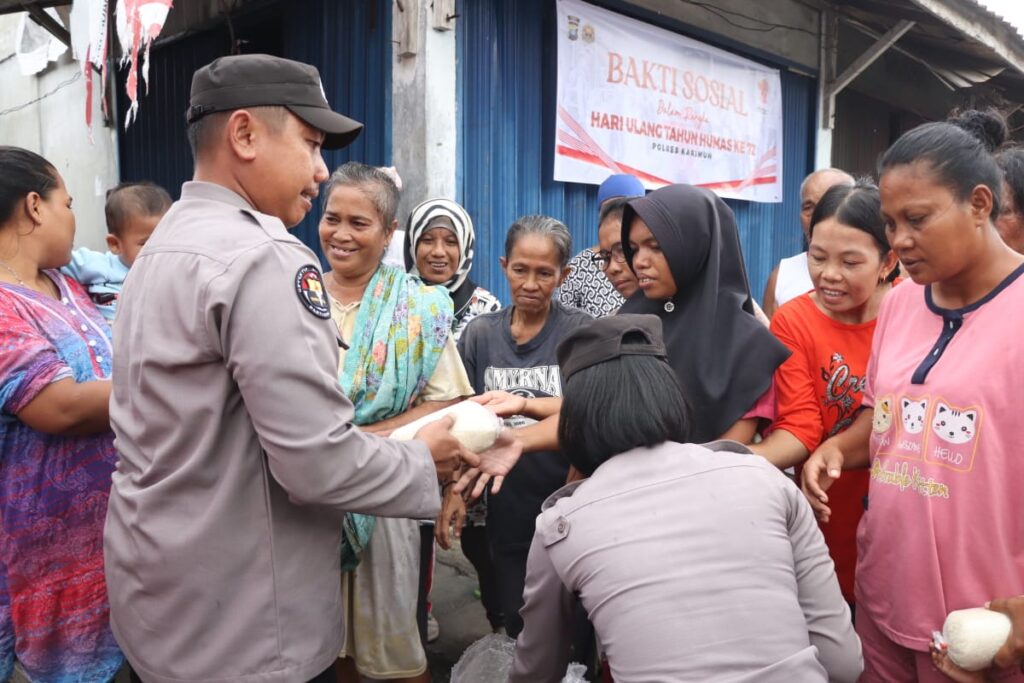 Polres saat menyalurkan air bersih ke masyarakat, tadi pagi. (ft yudi)