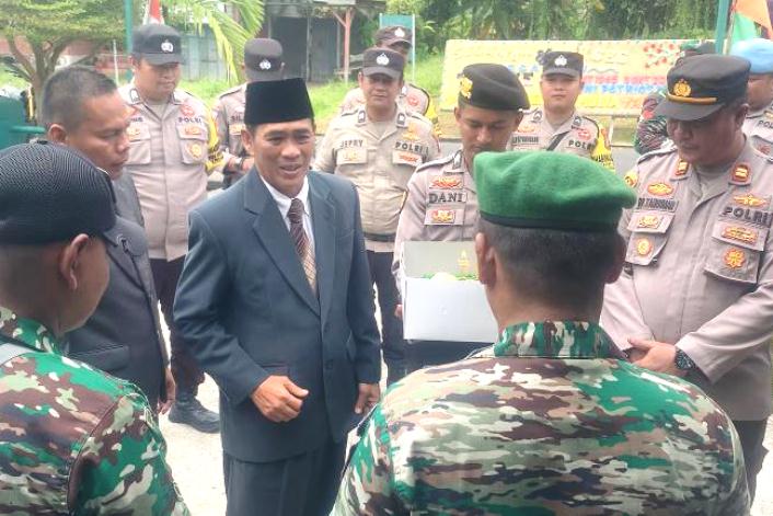 Kapolsek dan Camat Kompak Datangi Koramil 04/Dabo Singkep di HUT ke-78 TNI
