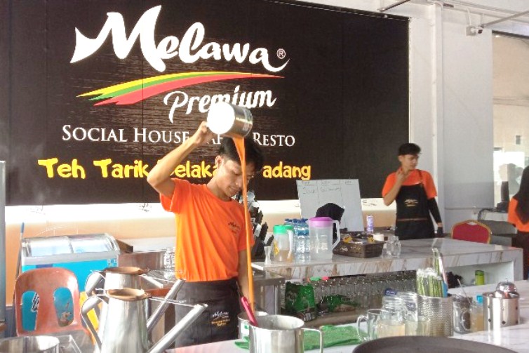 Suasana Melawa Premium Teh Tarik Belakang Padang, kemarin. (ft qori)