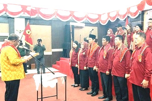 Bupati Aunur Rafiq saat melantik pengurus PKSM di Gedung Nasional, tadi malam. (ft novel)