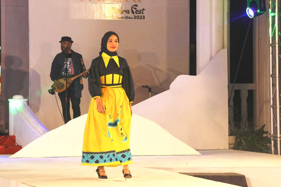 Bak Model, Istri Bupati yang Kenakan Kain Motif Pulau ini Tampil Memukau di Fashion Show Dekra Fest 2023