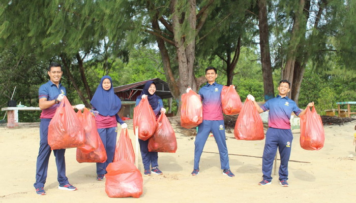 Anggota dan pegawai Bakamla Karimun saat bersih Pantai Pongkar, kemarin, (ft bakamla)