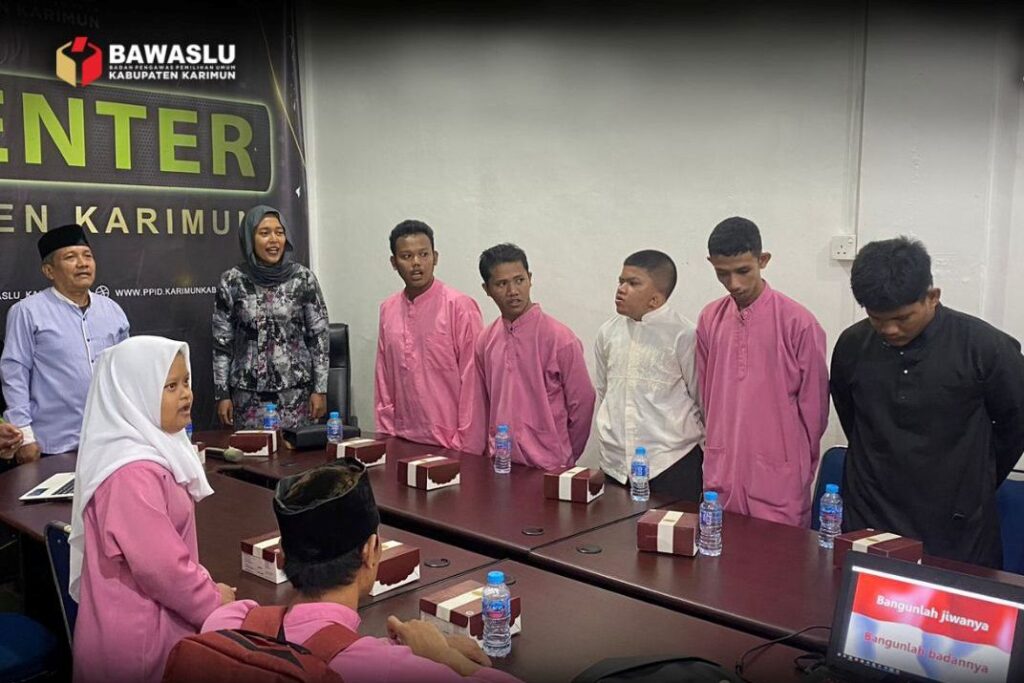 Bawaslu saat menggelar sosialisasi Pemilu kepada disabilitas