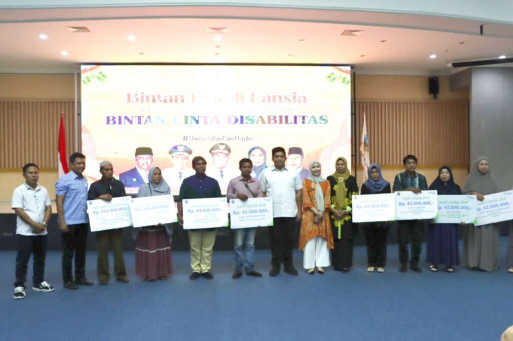 Bupati Roby Kurniawan saat berfoto bersama usai memberikan bantuan kepada Lansia dan masyarakat berkebutuhan khusus, pagi tadi. (ft mcbintan)
