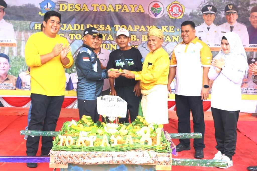Bupati Roby Kurniawan (kiri) saat menghadiri acara peringatan Hari Jadi Desa Toapaya, kemarin. (ft mcbintan)