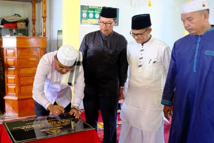 Bupati Aunur Rafiq saat menandandatangani prasasti Masjid